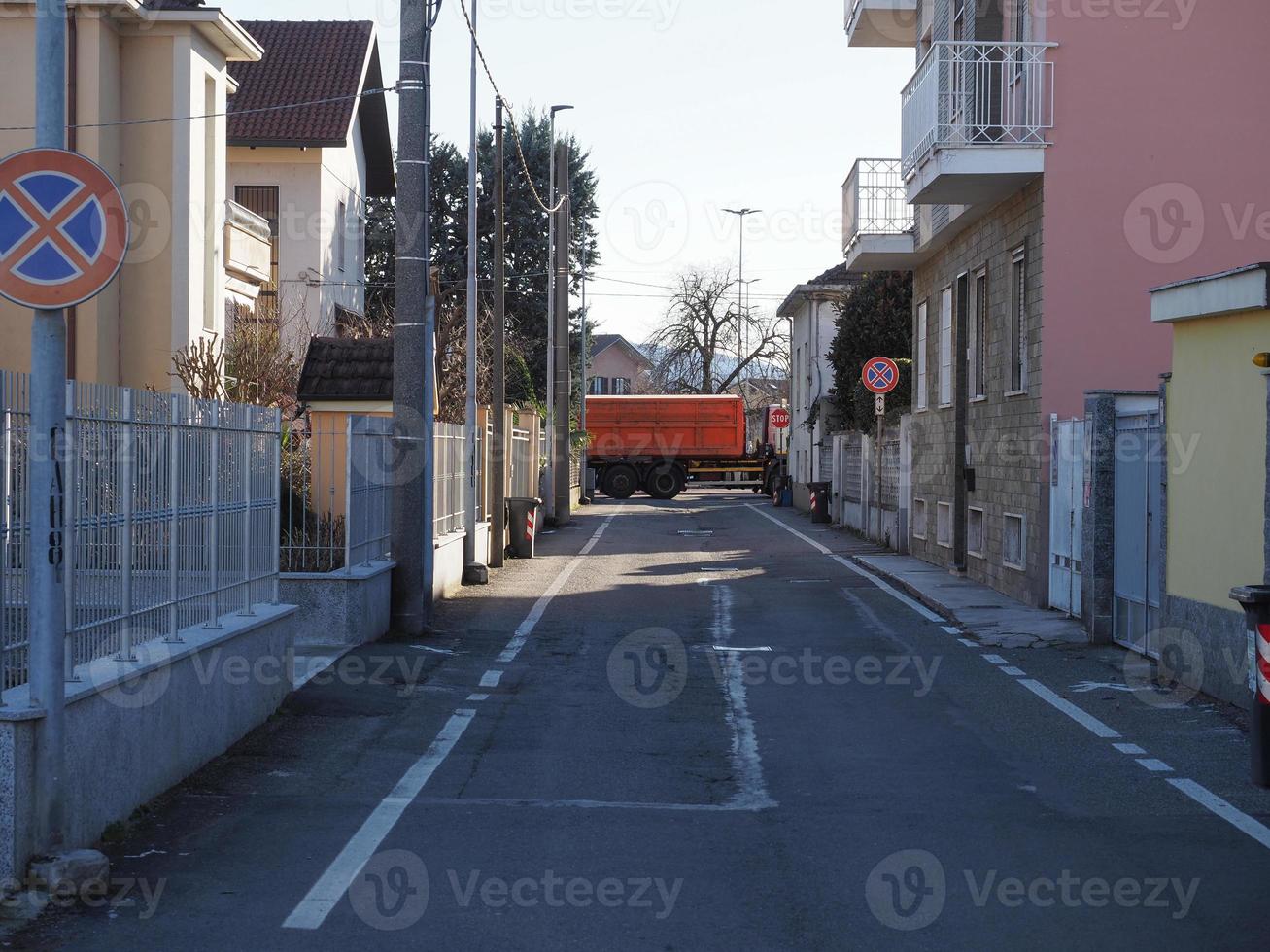 grote vrachtwagen aan het einde van de weg foto