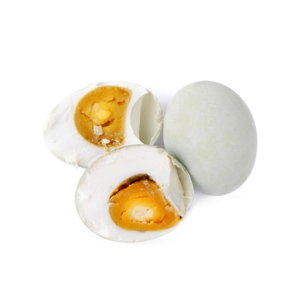 gezouten ei geïsoleerd op een witte achtergrond foto