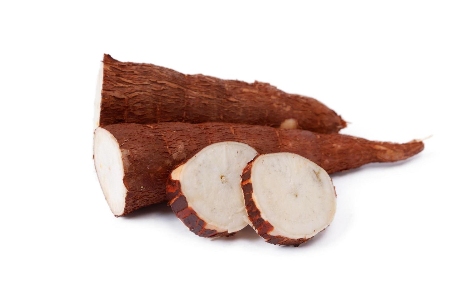 cassave geïsoleerd op een witte achtergrond foto
