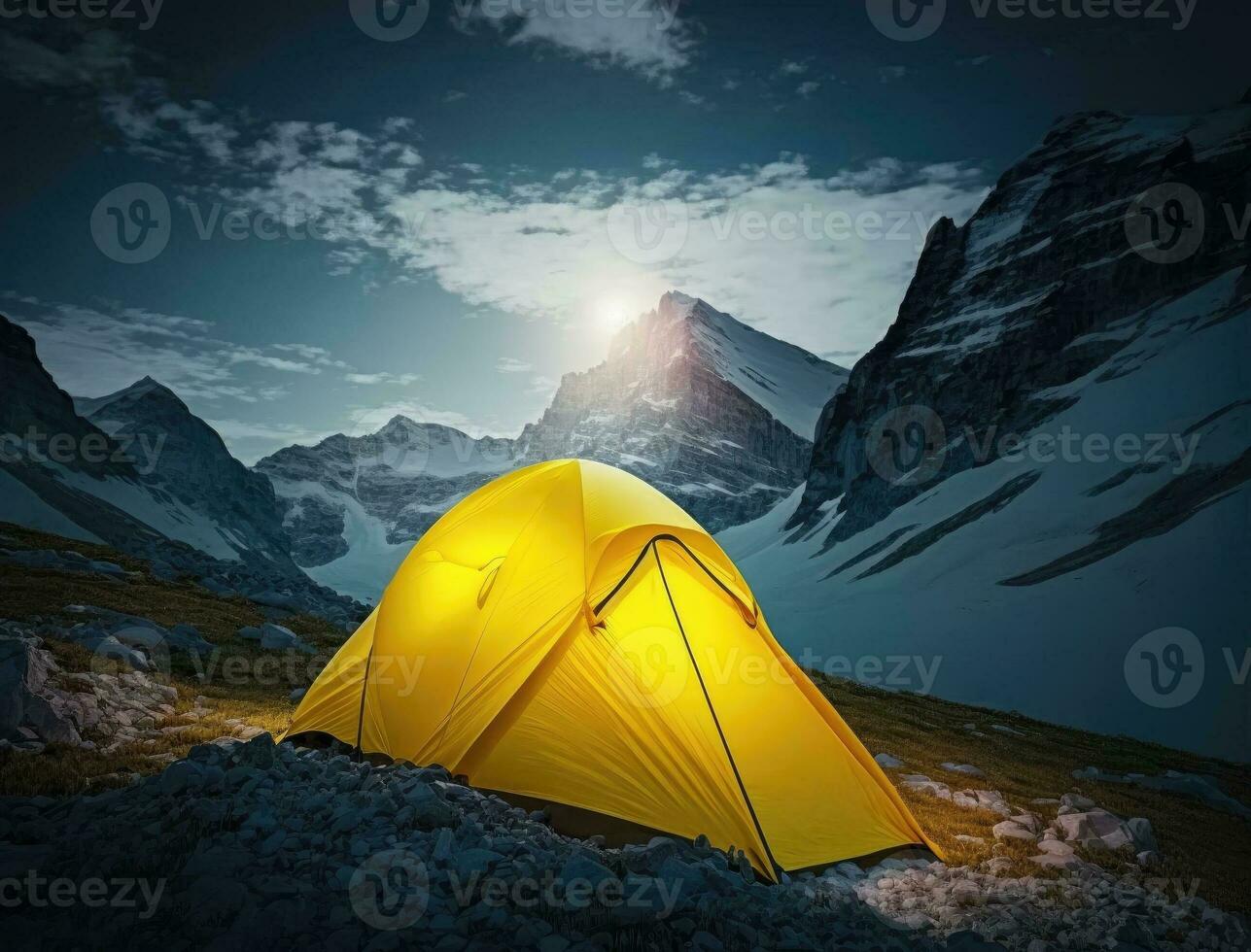 gloeiend oranje tent in de bergen onder dramatisch avond lucht. rood zonsondergang en bergen in de achtergrond. zomer landschap. generatief ai foto