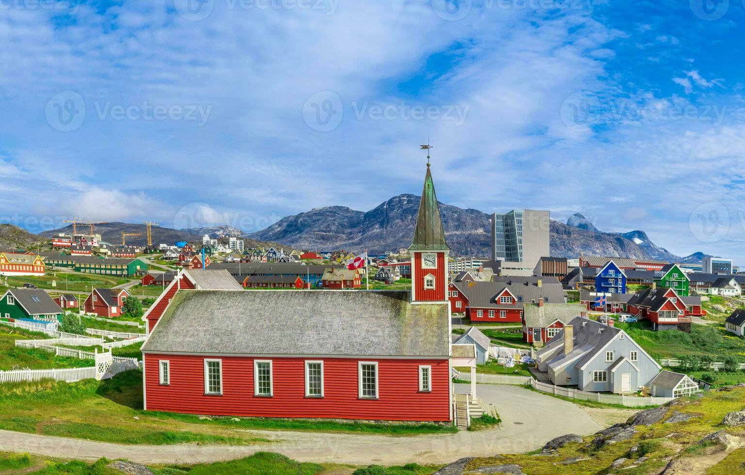 typisch architectuur van Groenland hoofdstad nuuk met gekleurde huizen gelegen in de buurt fjorden en ijsbergen foto