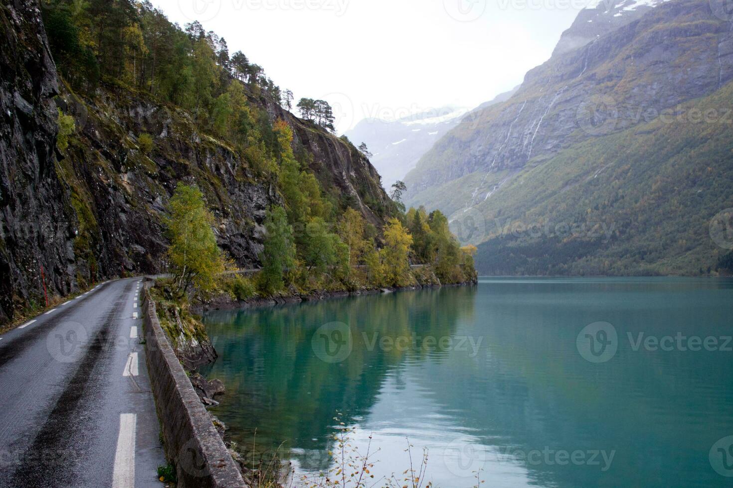 weg in de buurt lenen en stryn in Noorwegen, lovatnet in oktober, Noors natuur, meer met turkoois water Aan regenachtig dag, reizen bestemming foto