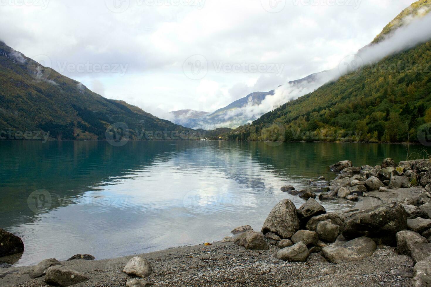 noors landschap in herfst in de buurt lenen en stryn in Noorwegen, lovatnet in oktober, buiten bestemming, rustig plaats voor kom tot rust foto