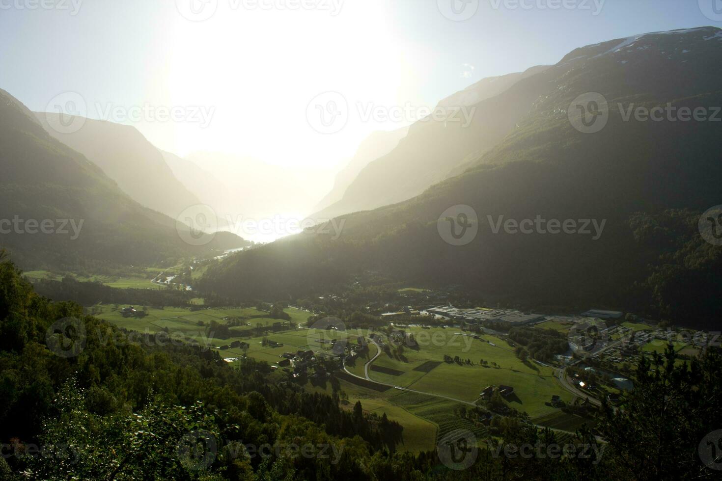 toneel- visie van vallei en liefdesnet van een bergtop in de buurt via ferrata Bij Loen, Noorwegen met bergen in de achtergrond. foto