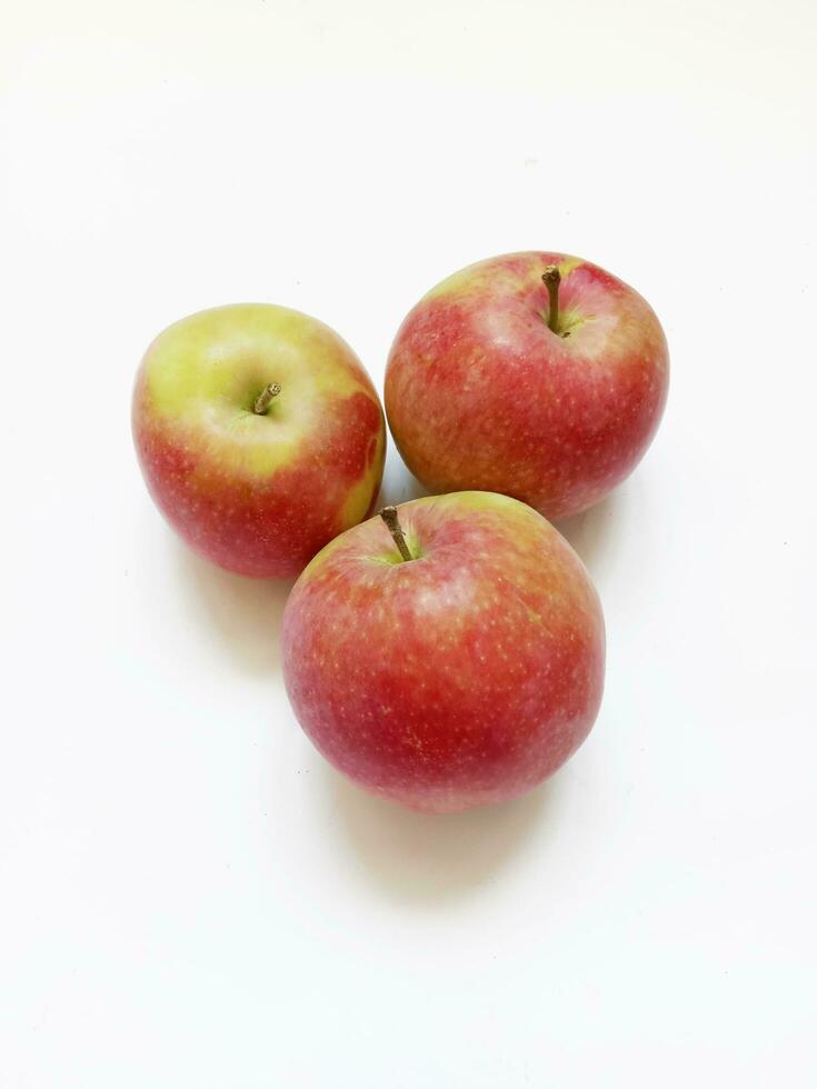 rode appels geïsoleerd op witte achtergrond foto