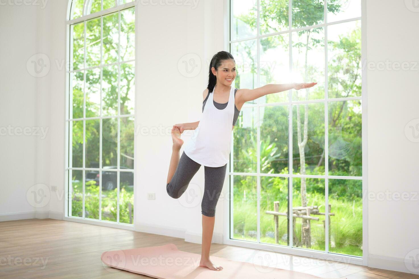 jong vrouw in sportkleding aan het doen meditatie praktijk en yoga binnen, gezond levensstijl, mentaal Gezondheid concept. foto