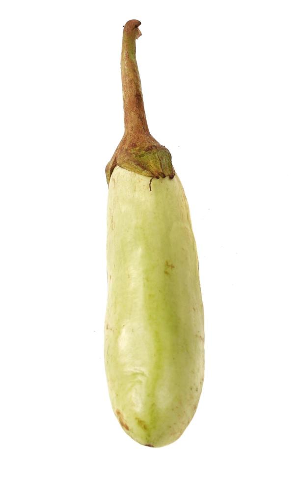 groene aubergine geïsoleerd op een witte achtergrond foto