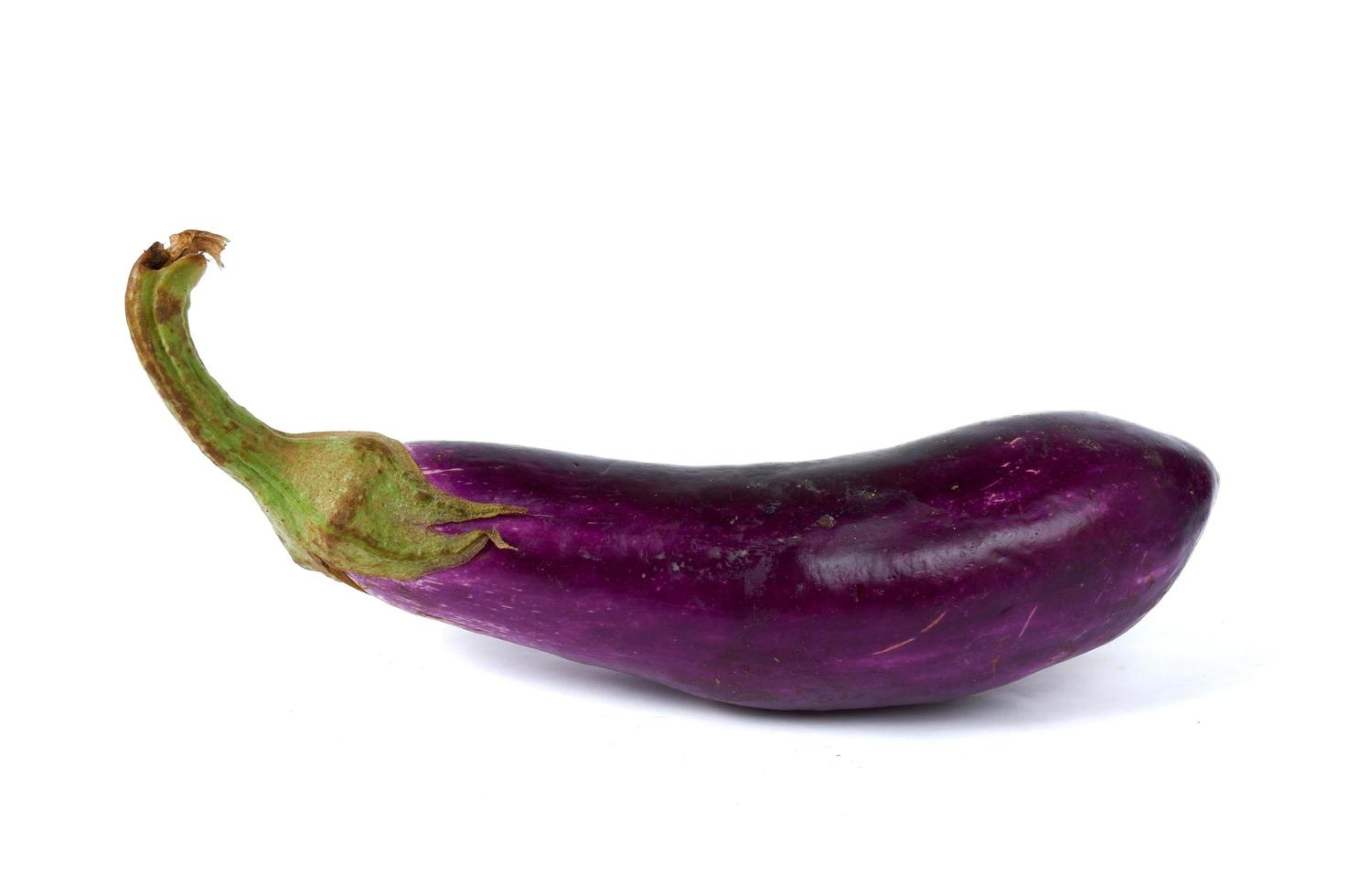 paarse aubergine geïsoleerd op een witte achtergrond foto