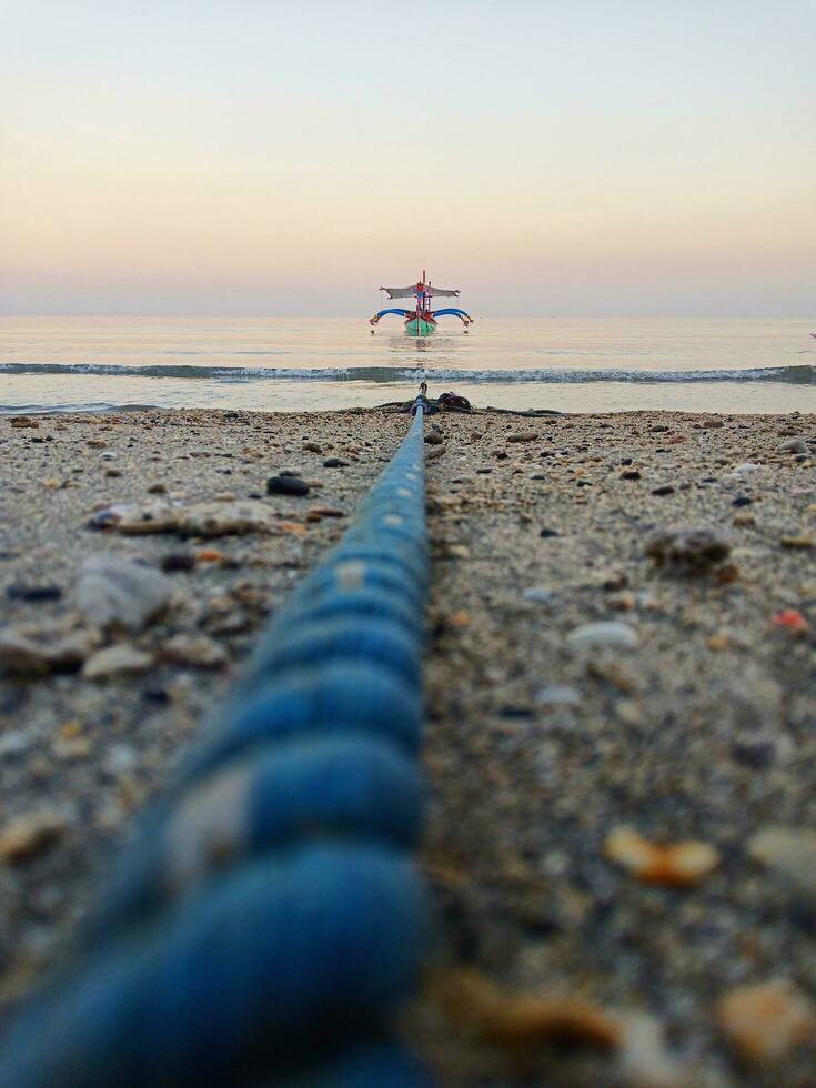 boot gebonden met touw Aan de strand foto