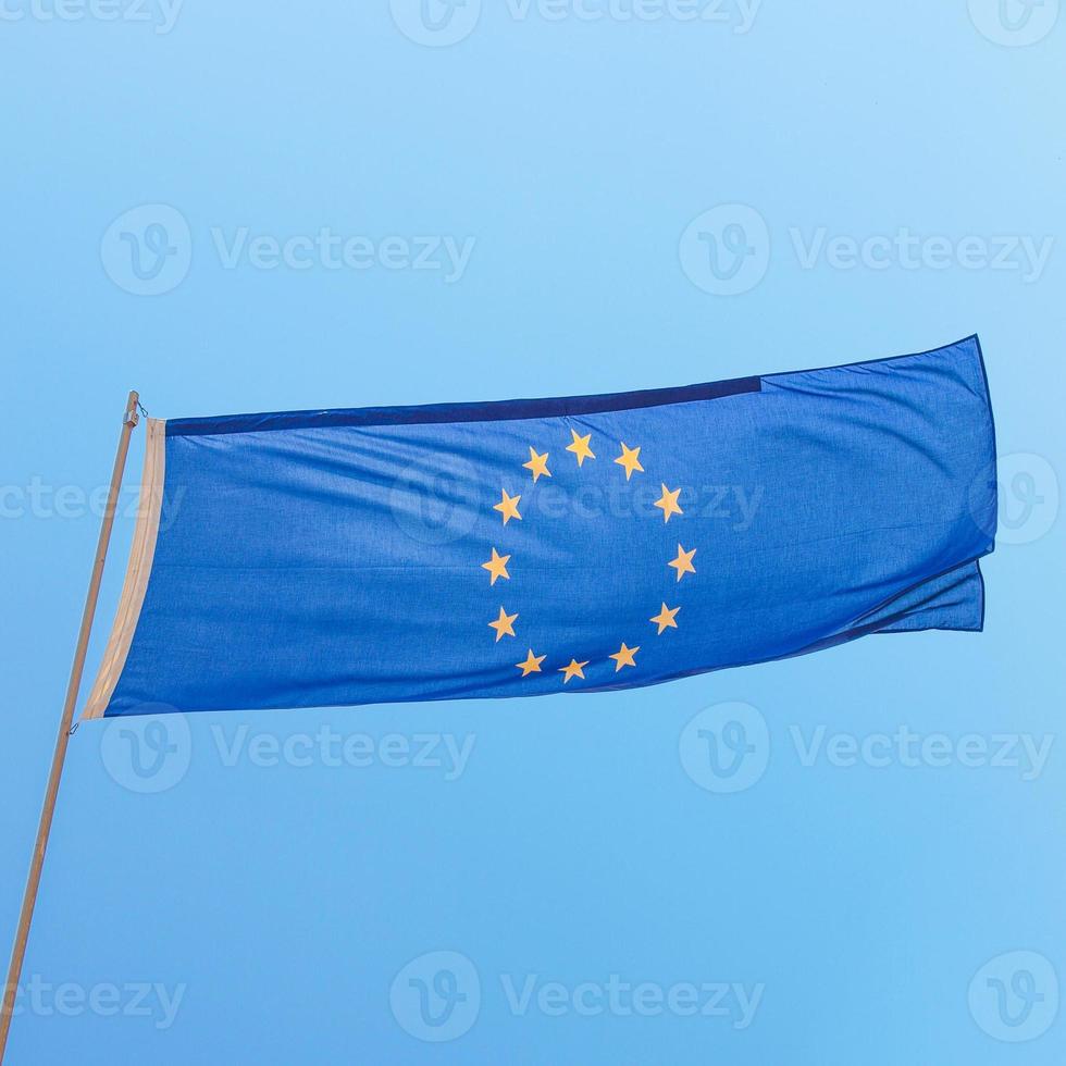 europese vlag over blauwe hemel foto