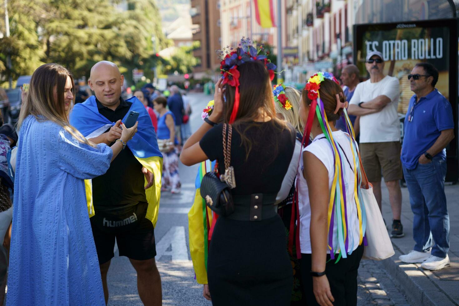 granada, Andalusië, Spanje. oktober 5e, 2023. Oekraïners demonstreren in oekraïens kostuums Bij de Europese top in Grenada. foto