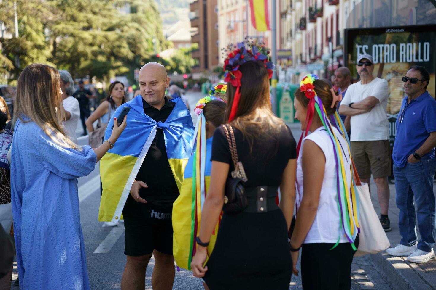 granada, Andalusië, Spanje. oktober 5e, 2023. Oekraïners demonstreren in oekraïens kostuums Bij de Europese top in Grenada. foto