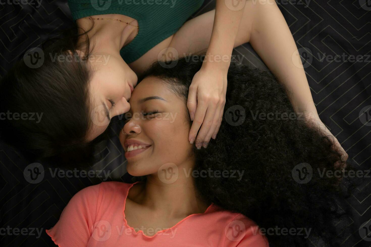 jong vrouw zoenen haar vriend Aan de voorhoofd foto
