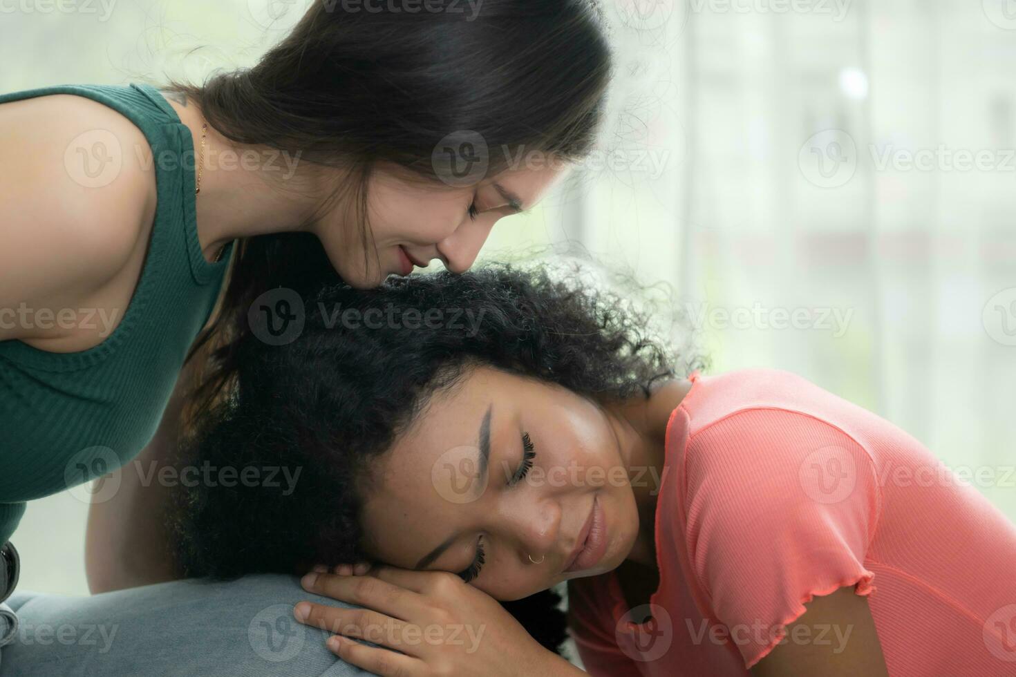 portret van een jong vrouw troostend haar verdrietig vriend Bij huis foto