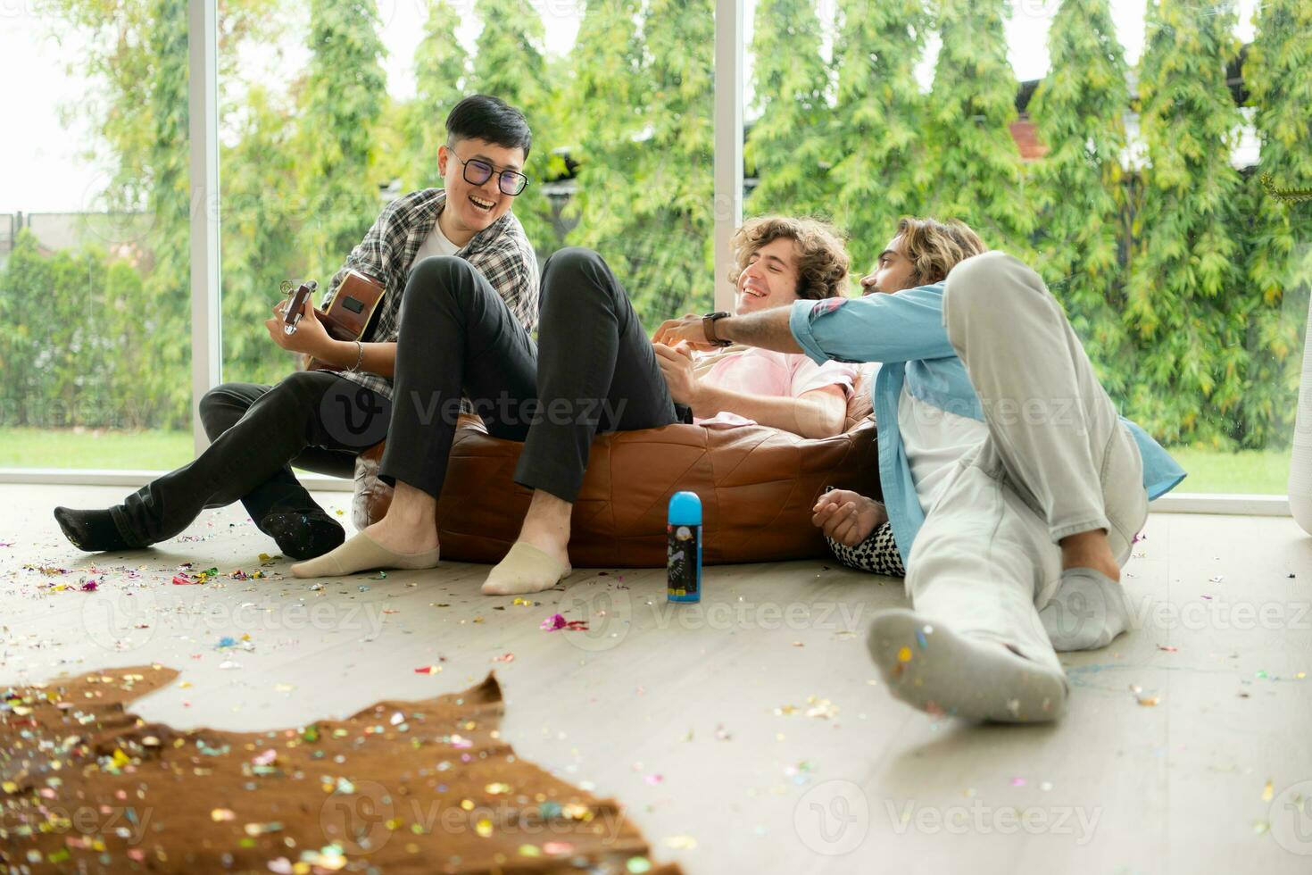 multi-etnisch groep van vrienden hebben pret spelen gitaar en het zingen samen Bij huis foto