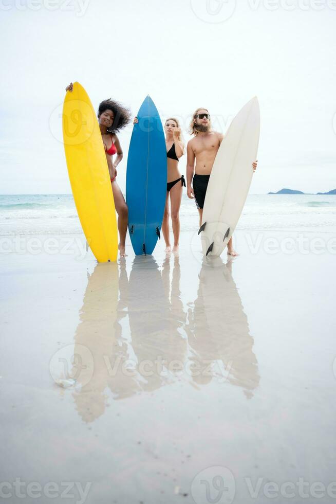 portret van glimlachen jong vrouw in bikini met surfboard Bij strand foto