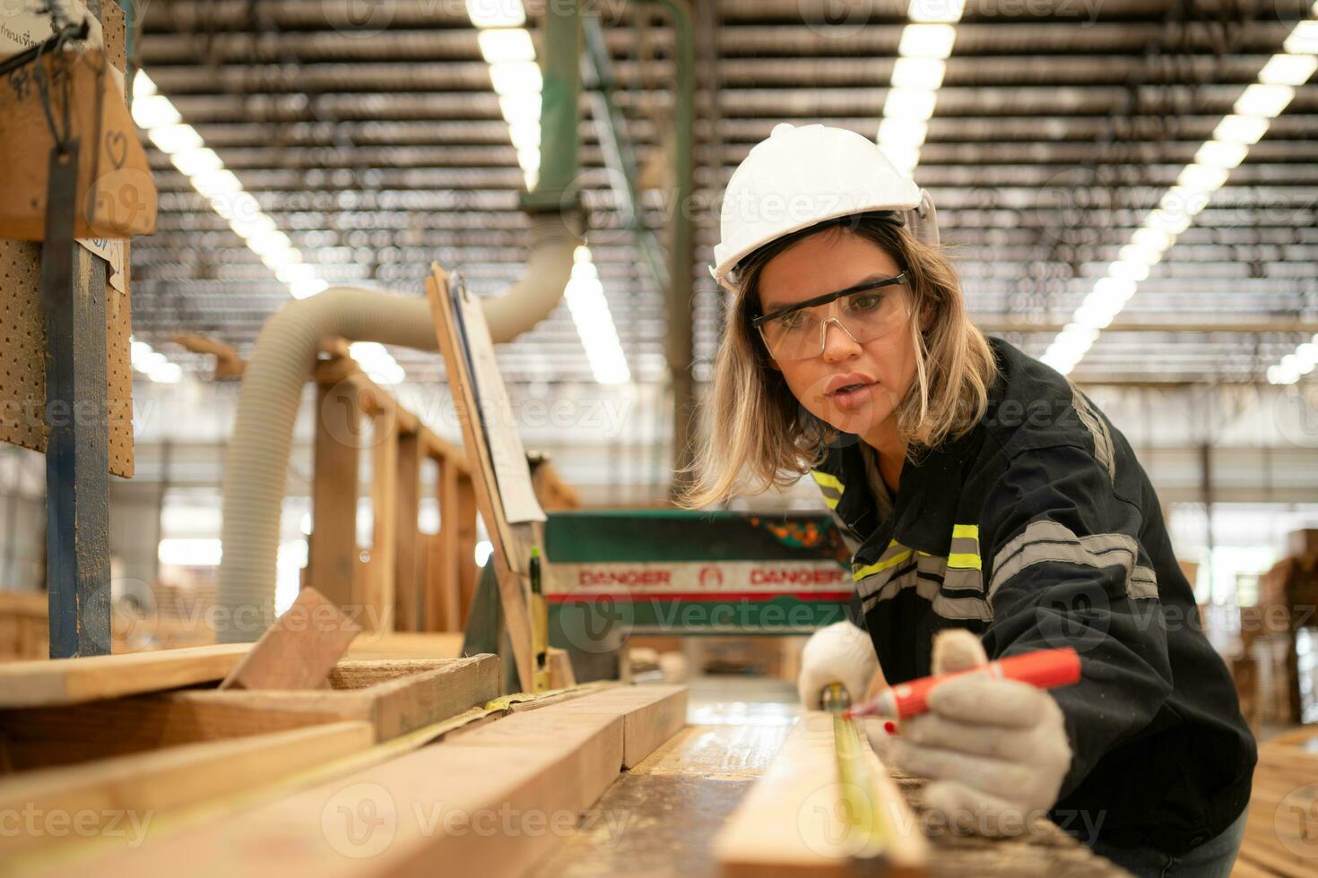 portret van jong vrouw timmerman werken met hout snijder machine in de houten fabriek foto