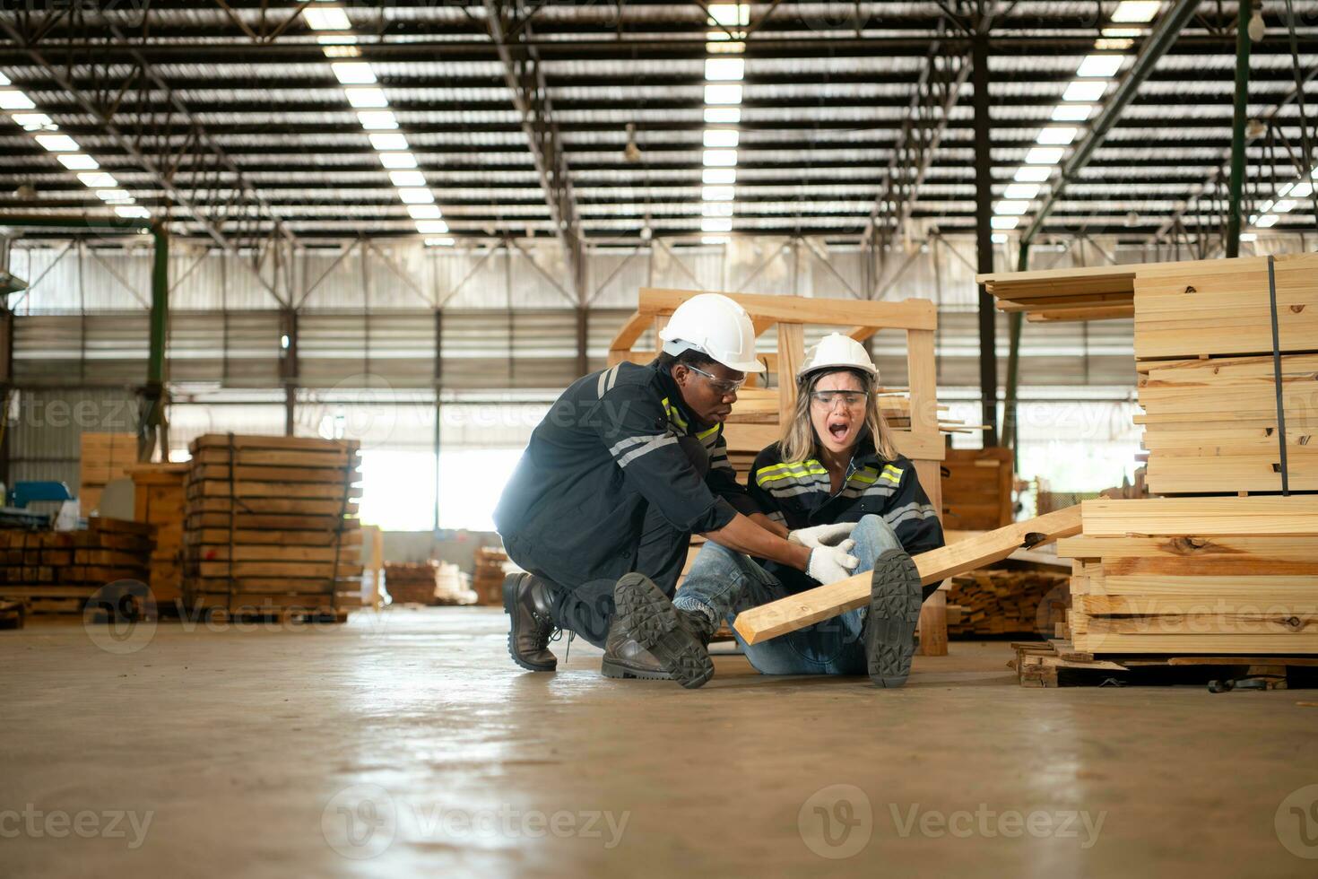 timmerhout magazijn arbeider gewond in been, collega's helpen en ondersteuning naar Gaan naar de eerste steun kamer voor behandeling. foto