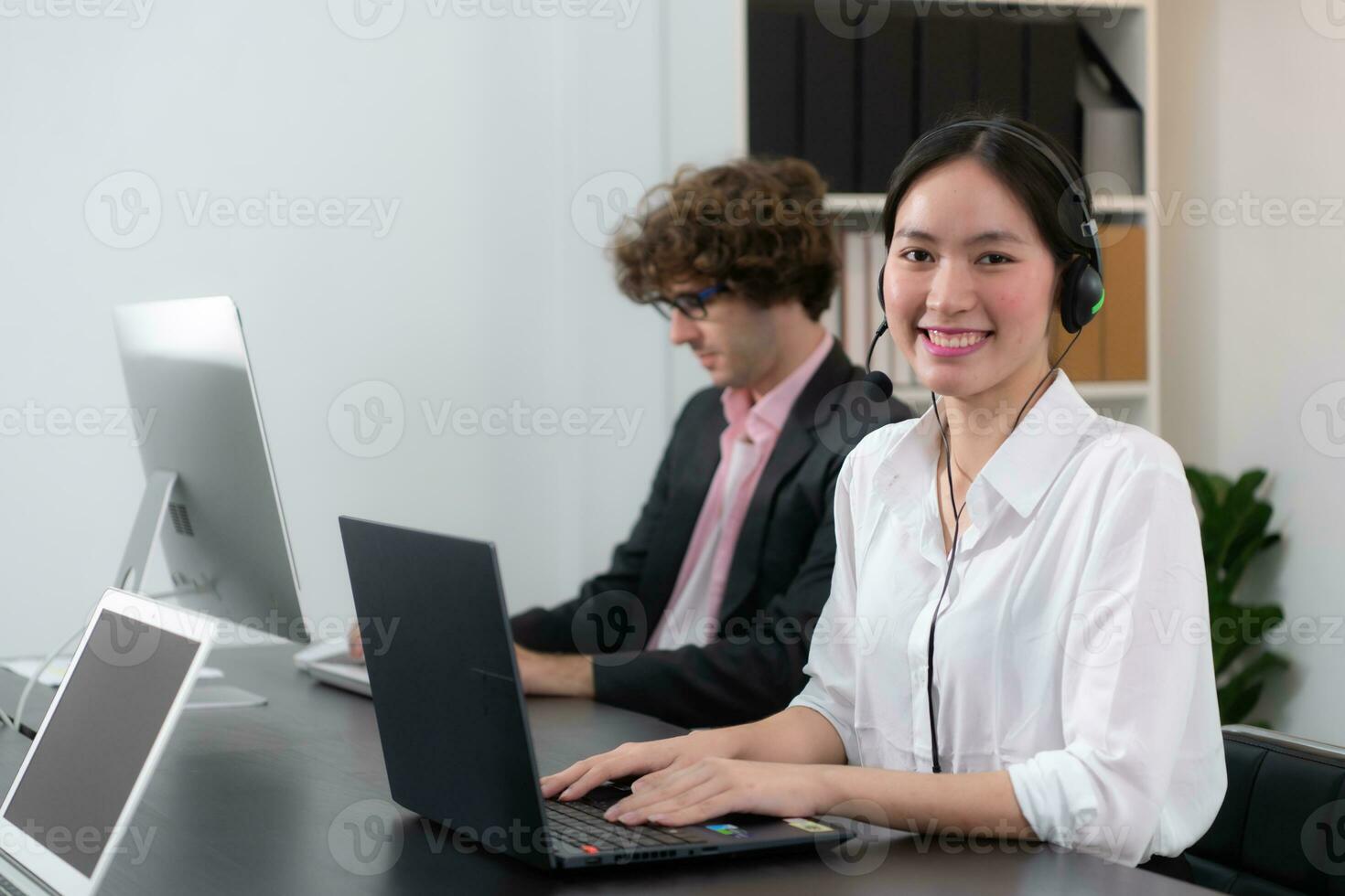 groep van bedrijf mensen vervelend koptelefoon werken actief in kantoor. telefoontje centrum, telemarketing, klant ondersteuning middel voorzien onderhoud Aan telefoon video conferentie telefoongesprek. foto