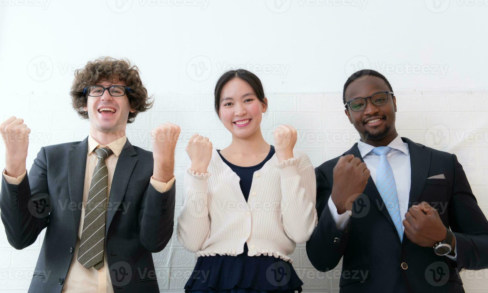 portret van zelfverzekerd bedrijf team staand in kantoor. multi-etnisch groep. foto