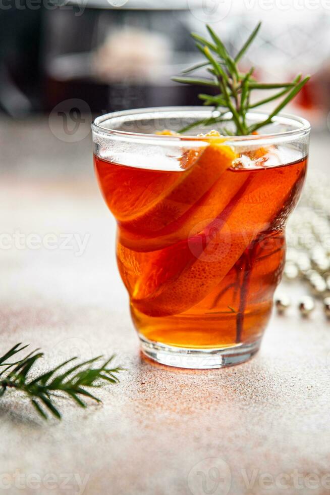 Kerstmis overwogen wijn cocktail citrus en rozemarijn traditioneel drinken nieuw jaar vakantie voorafje maaltijd voedsel tussendoortje Aan de tafel kopiëren ruimte voedsel achtergrond rustiek top visie foto