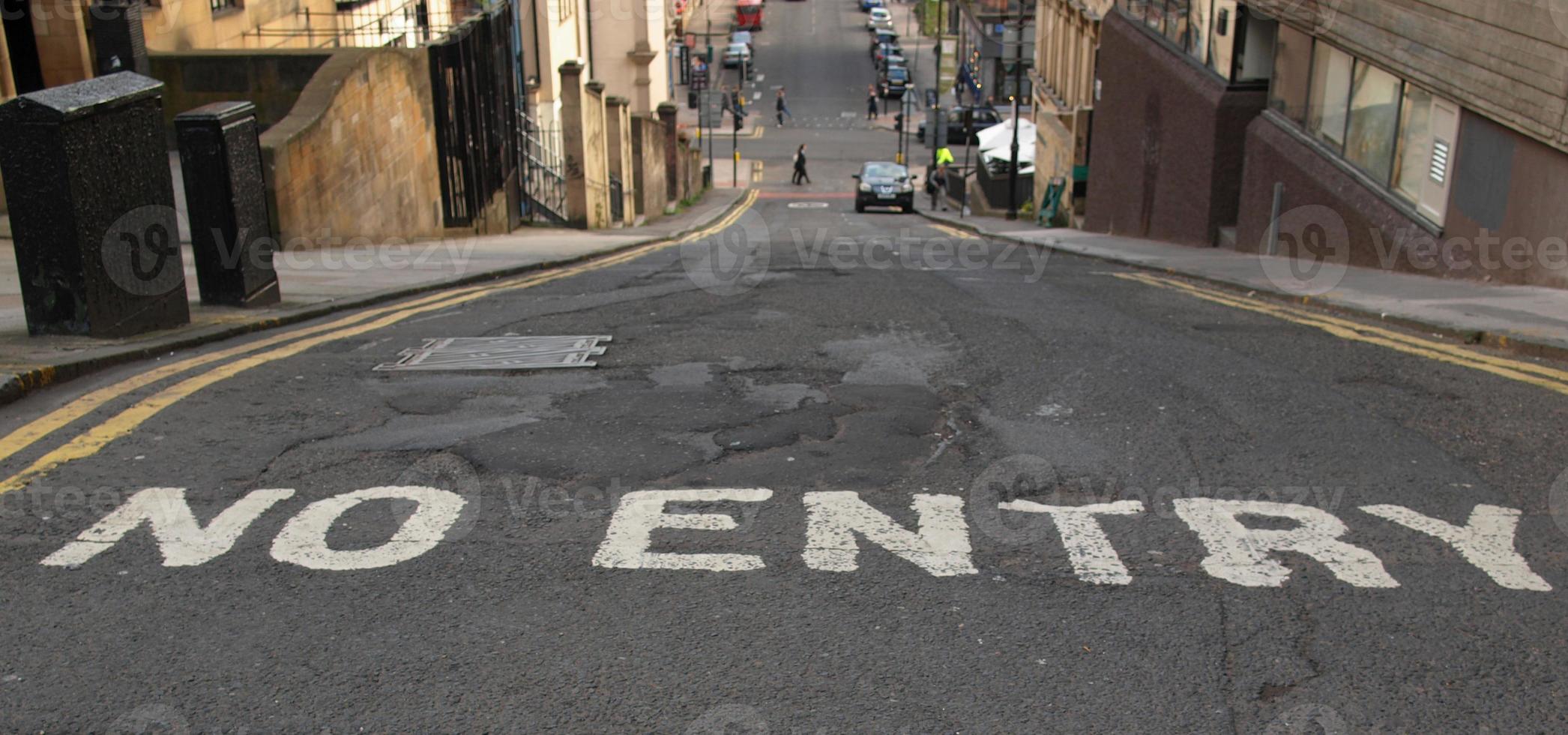 typische steile straat in Glasgow foto