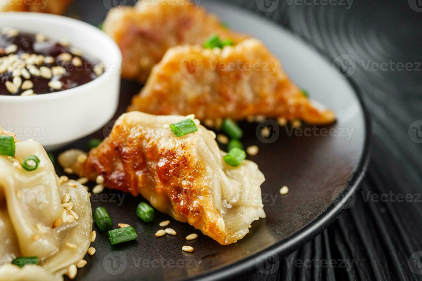 heerlijk gebakken gyoza knoedels Aan een zwart bord foto