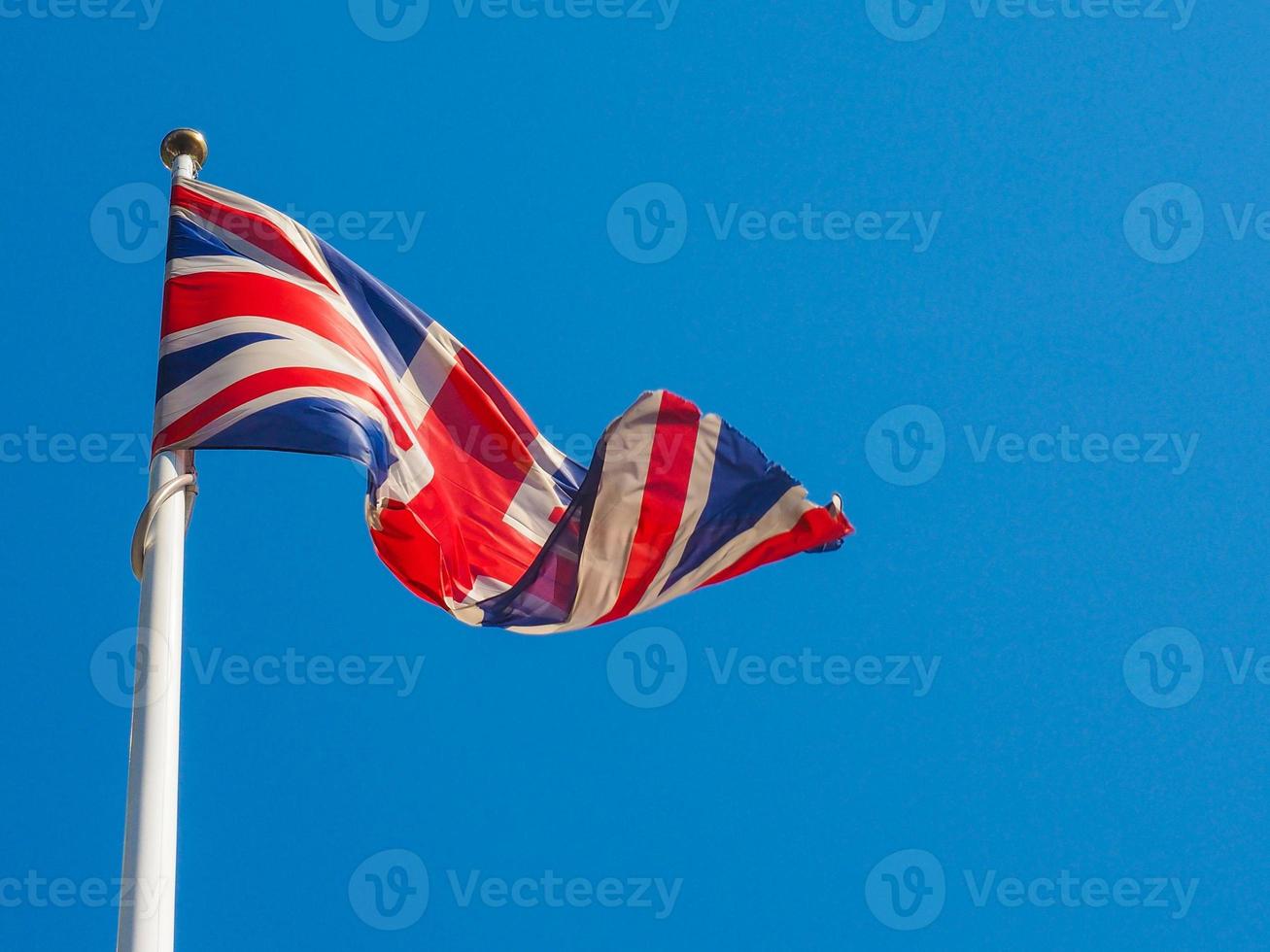 Britse vlag over blauwe lucht foto