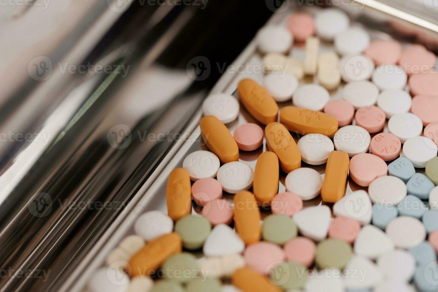 macro schot van kleur pillen en capsules gedurende productie en inpakken werkwijze Aan modern farmaceutisch fabriek. tablet en capsule fabricage werkwijze. detailopname schot van medisch drug productie lijn. foto