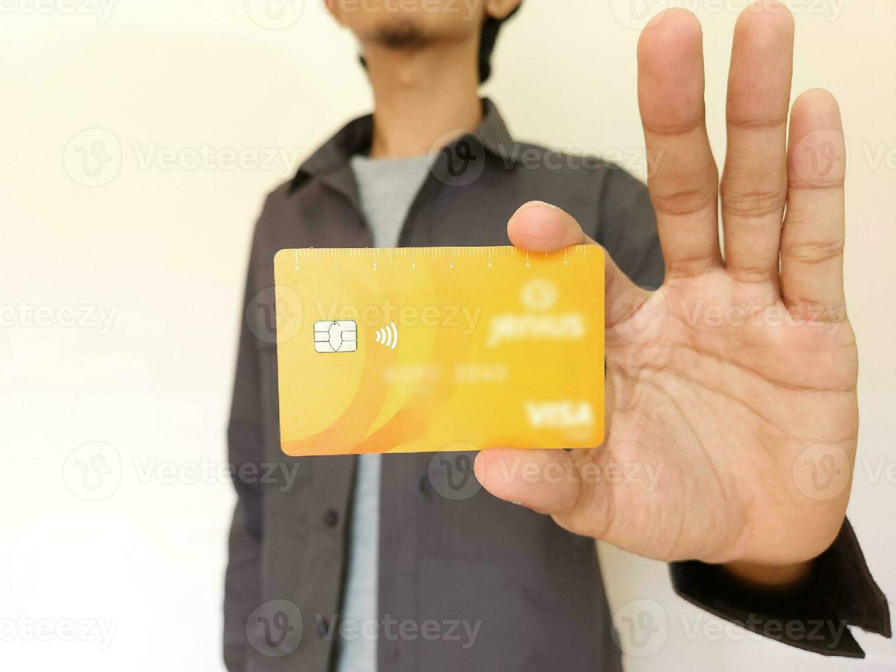 Mens Holding en tonen een oranje credit kaart foto