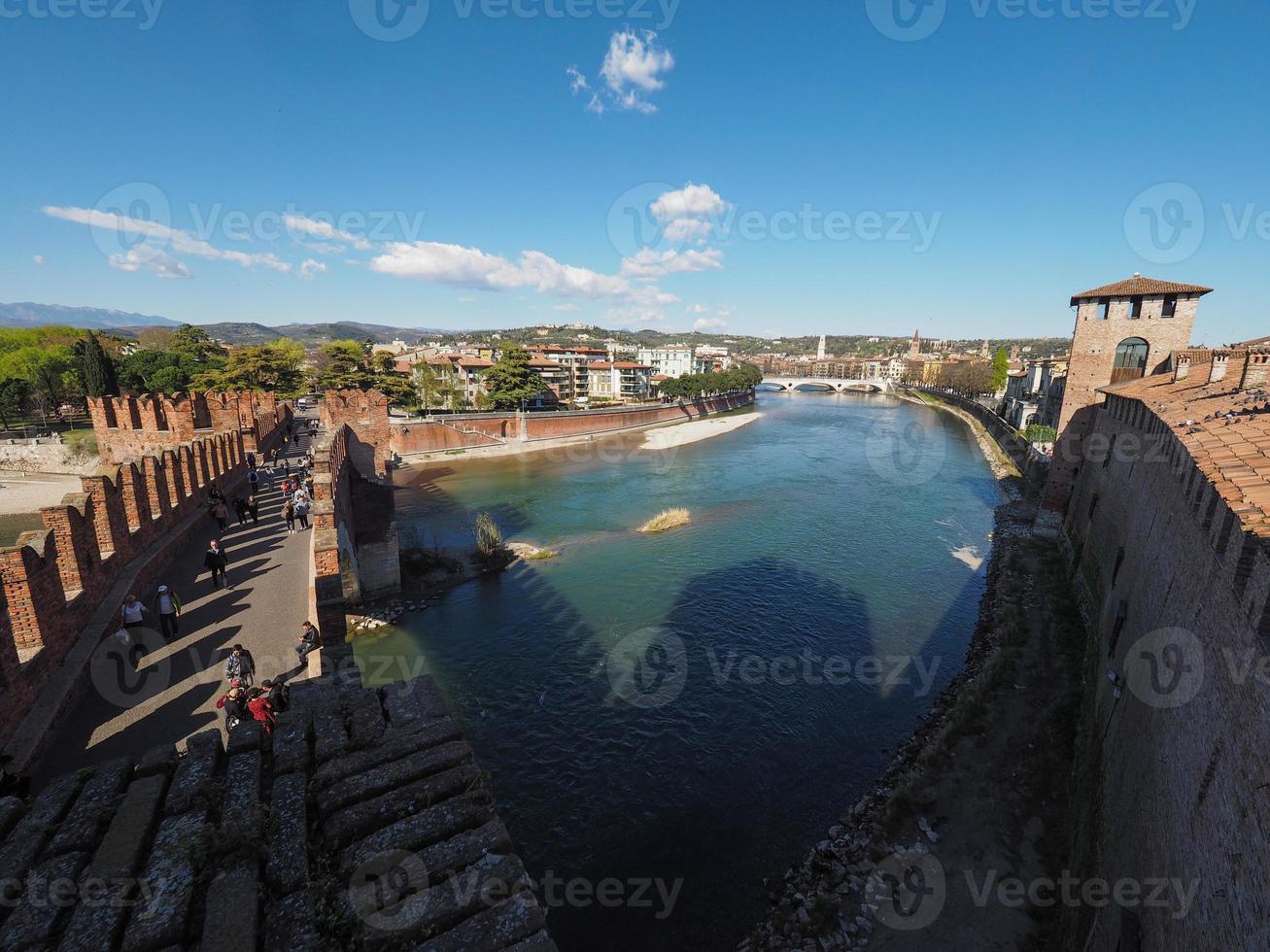 castelvecchio brug aka scaliger brug in verona foto