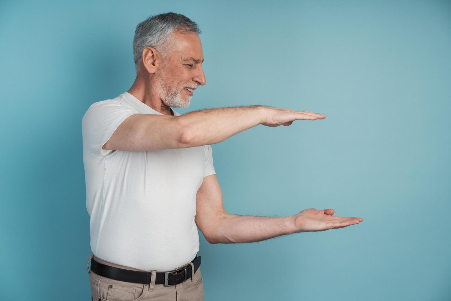 senior, een man die iets in zijn handen houdt, kopieer ruimte foto