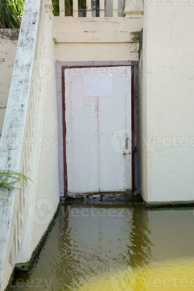 een visie van een overstroomd straat in Thailand foto