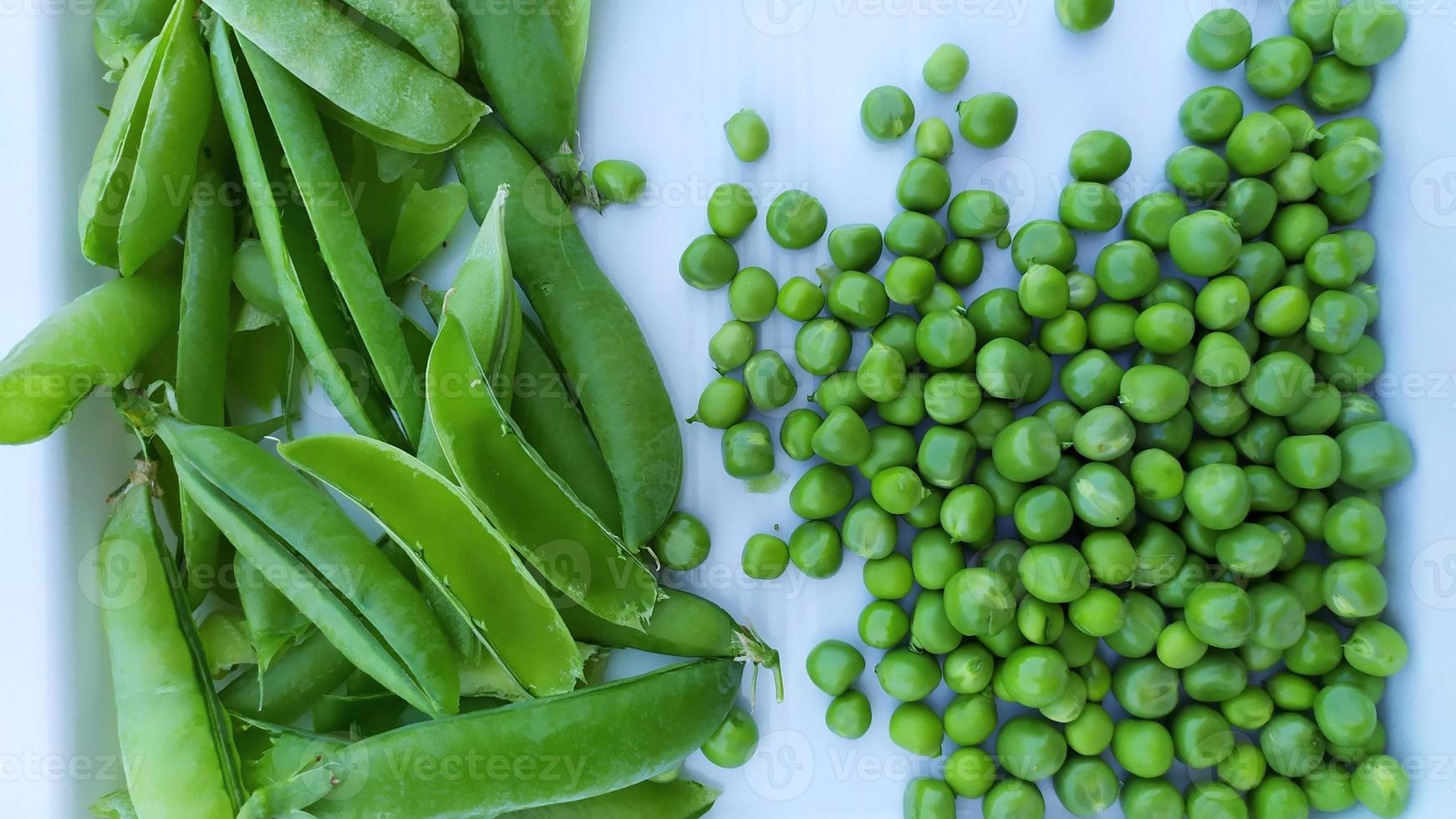 groene erwten zitten in een zak op een wit dienblad foto