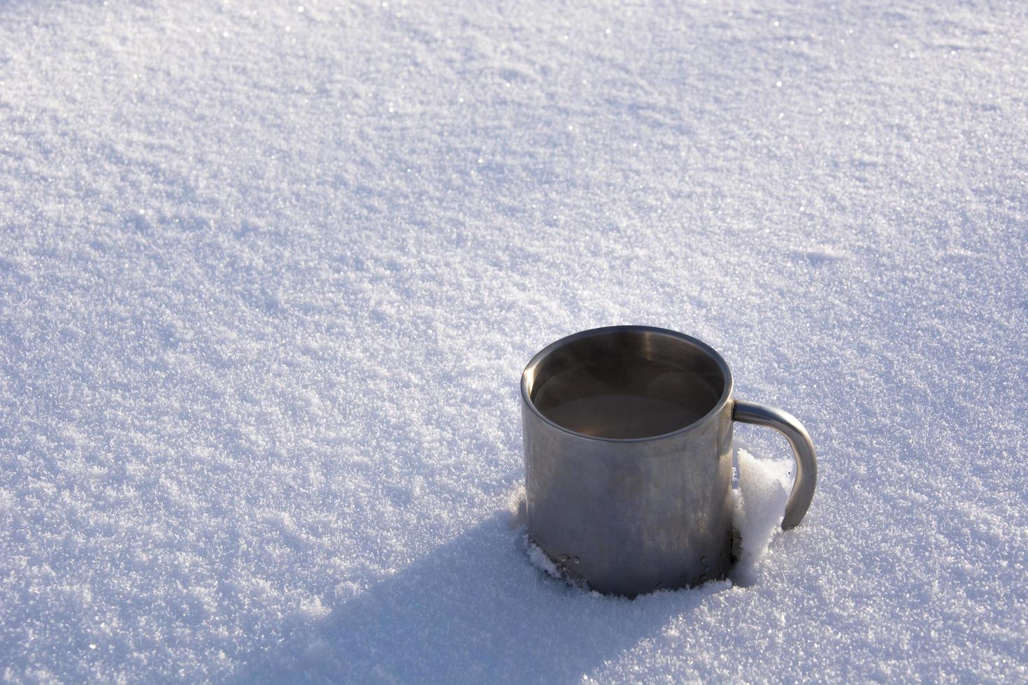 een mok in de sneeuw foto