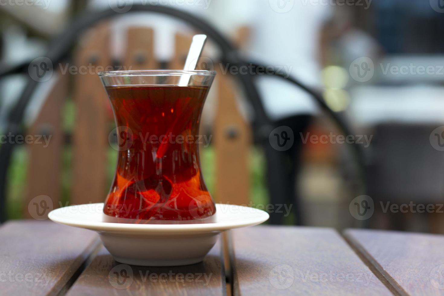 een glas Turkse thee op tafel foto