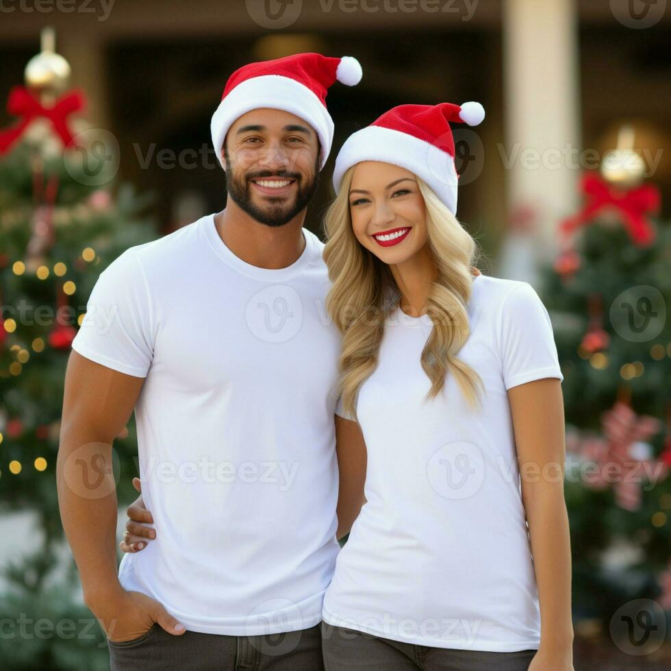 ai gegenereerd een paar met de kerstman claus hoeden vervelend wit t-shirts met Kerstmis boom en sneeuw in de achtergrond foto