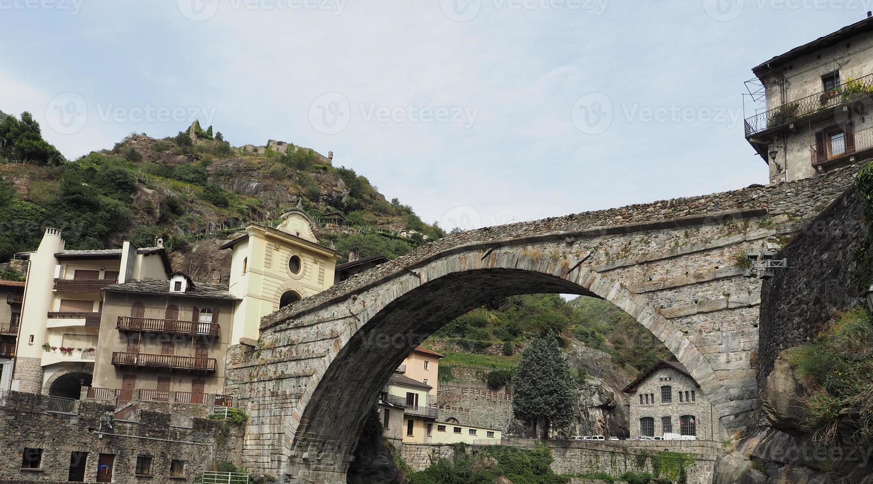 romeinse brug in pont saint martin foto