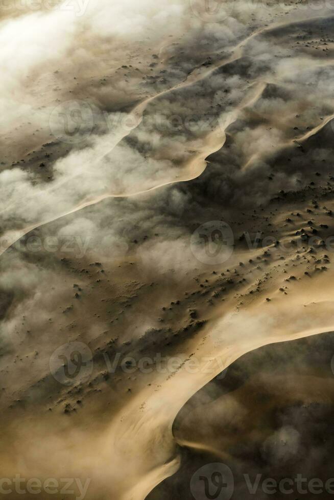 een antenne visie over- de enorm zand duinen dat maken omhoog de Super goed zand zee in Namibië. foto