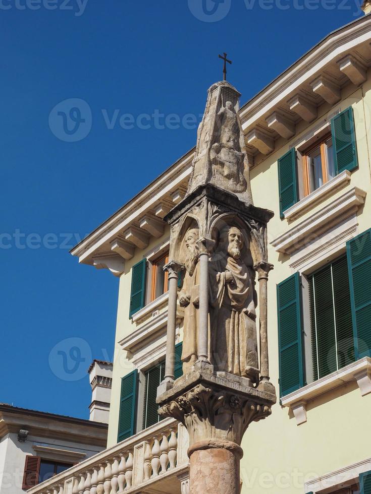 oud middeleeuws heiligdom langs de weg in verona foto