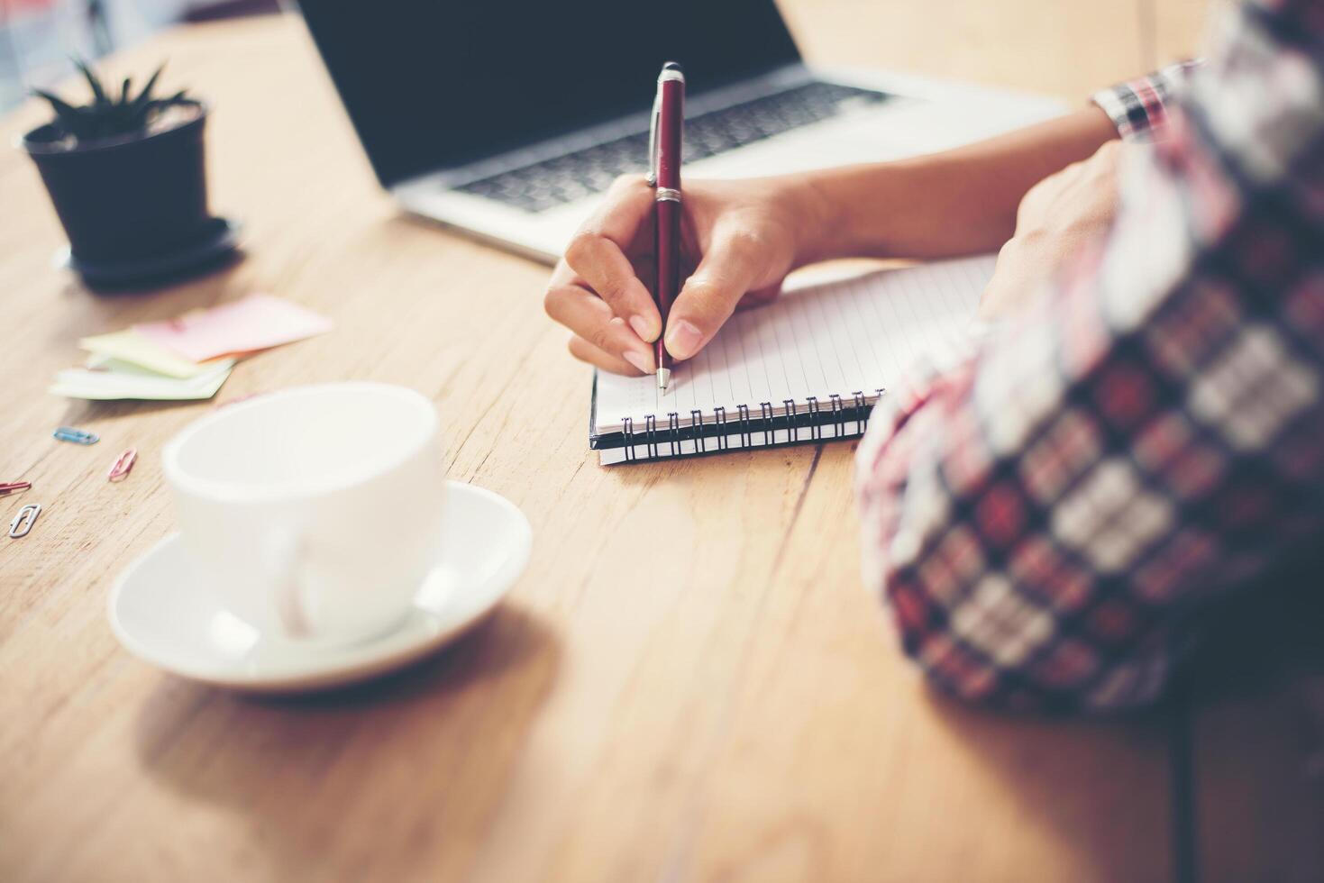 vrouw handen schrijven plan werk op notitieboek. foto