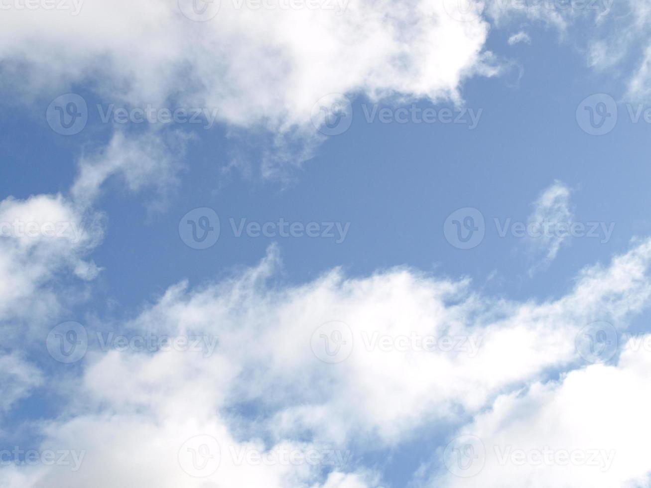 blauwe lucht met wolken foto