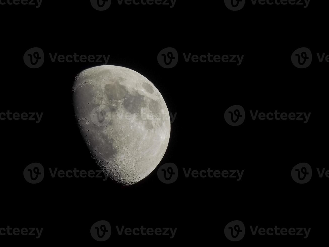gibbous maan gezien met telescoop foto