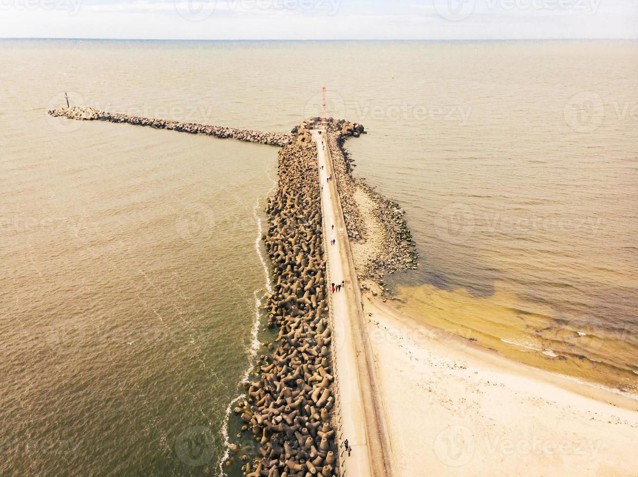 Baltische zeewering kustlijn barricade in litouwen kust foto