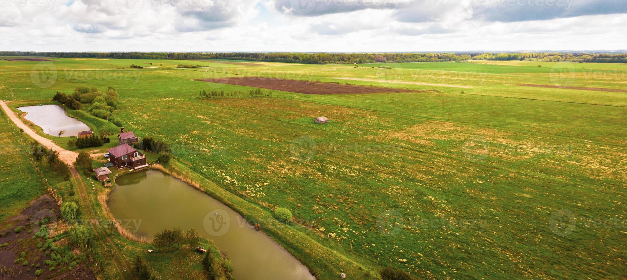 houten huisje huis geïsoleerd foto