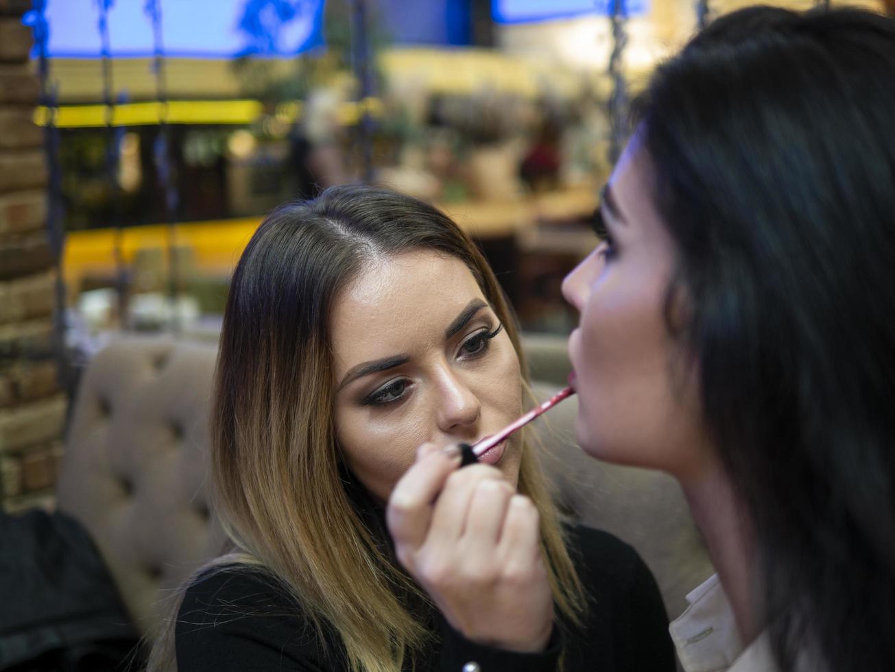 visagist maakt de mooie vrouw goed foto