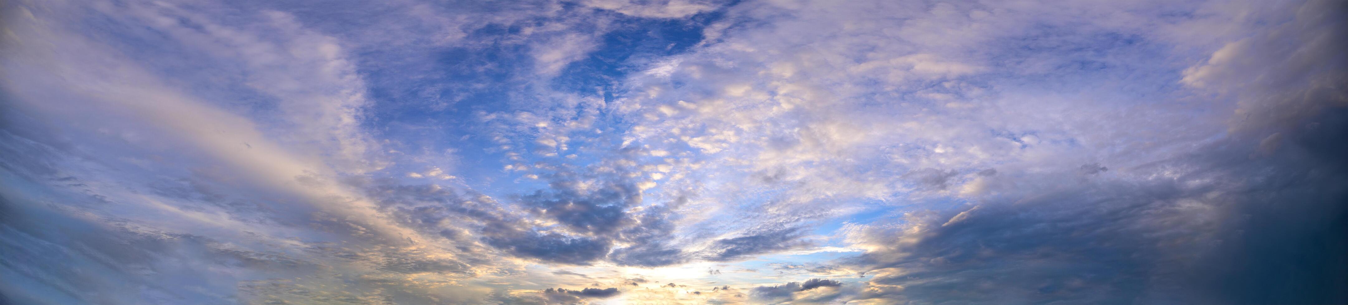 lucht en wolken in de avond foto