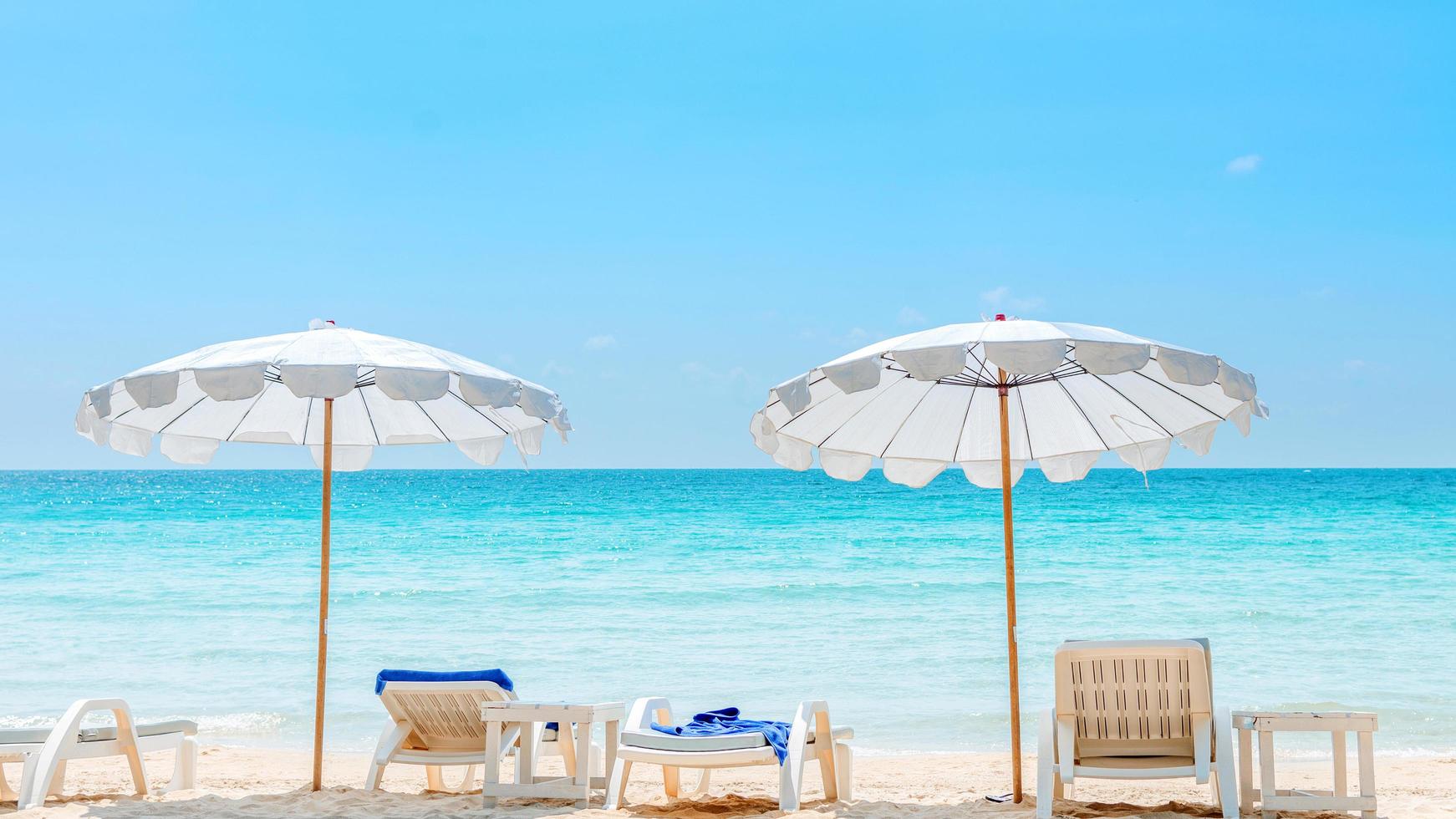 zomervakantie achtergrond met ligstoelen foto