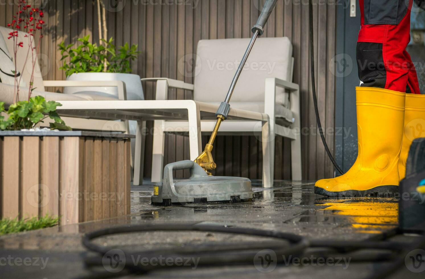 schoonmaak beton oppervlakte patio met een druk wasmachine. foto