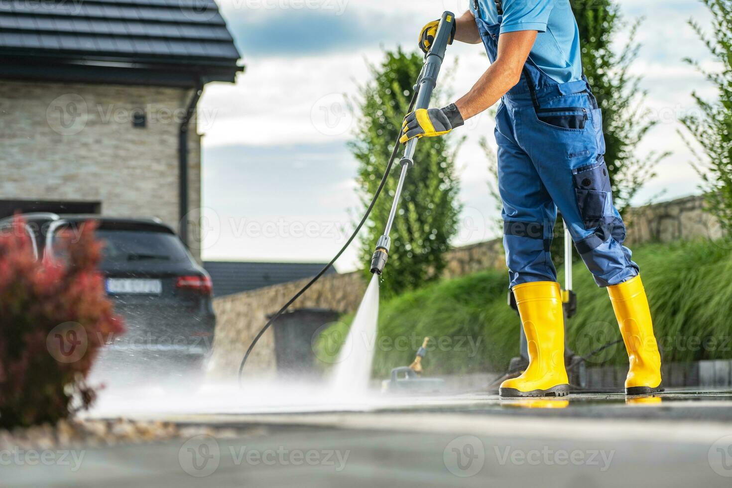 krachtig druk wasmachine gebruik makend van naar schoon vuil oprit foto